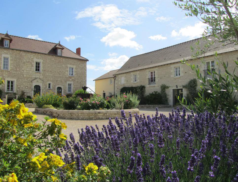 Vue d’ensemble du Domaine de La Rimbertière avec ses 6 gîtes classés 4 étoiles dans une demeure du XVe siècle