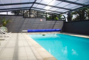 Piscine couverte du gîte La Rimbertière, hébergement et lieu d’évènement près de Poitiers