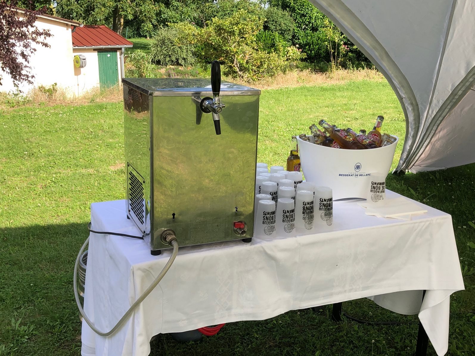 Tireuse à bière et boissons fraîches installées sous tonnelle au Domaine La Rimbertière près de Poitiers pour cocktail et réception privée