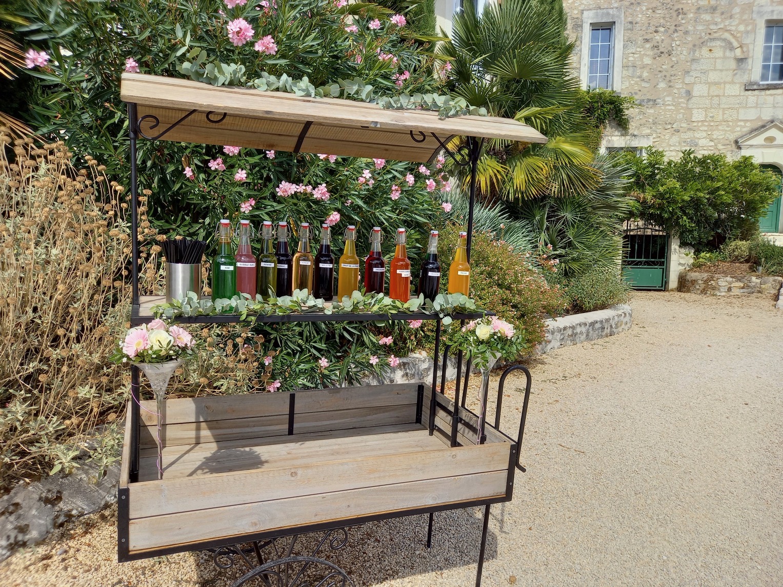 Bar à boissons installé en extérieur au Domaine La Rimbertière près de Poitiers pour cocktail de mariage ou événement privé